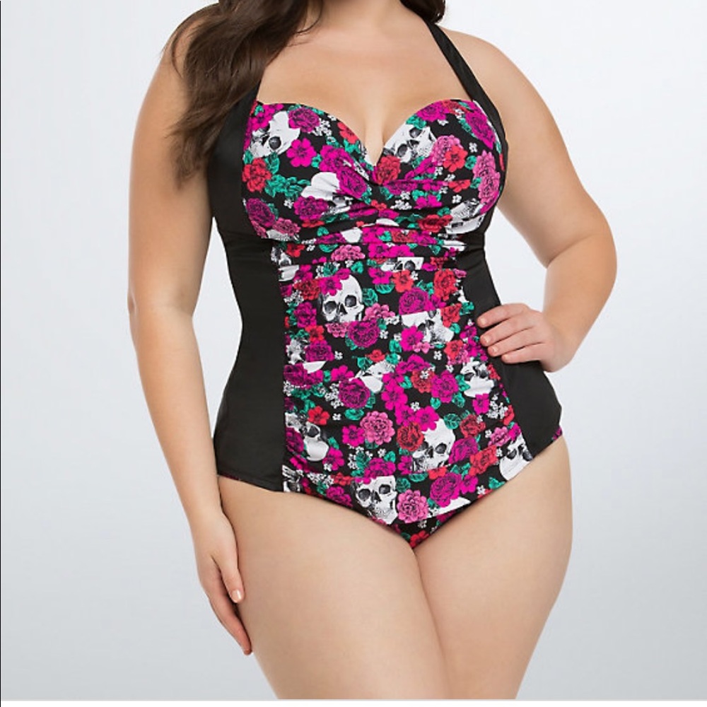 Like new Plus size Skull swim Suit